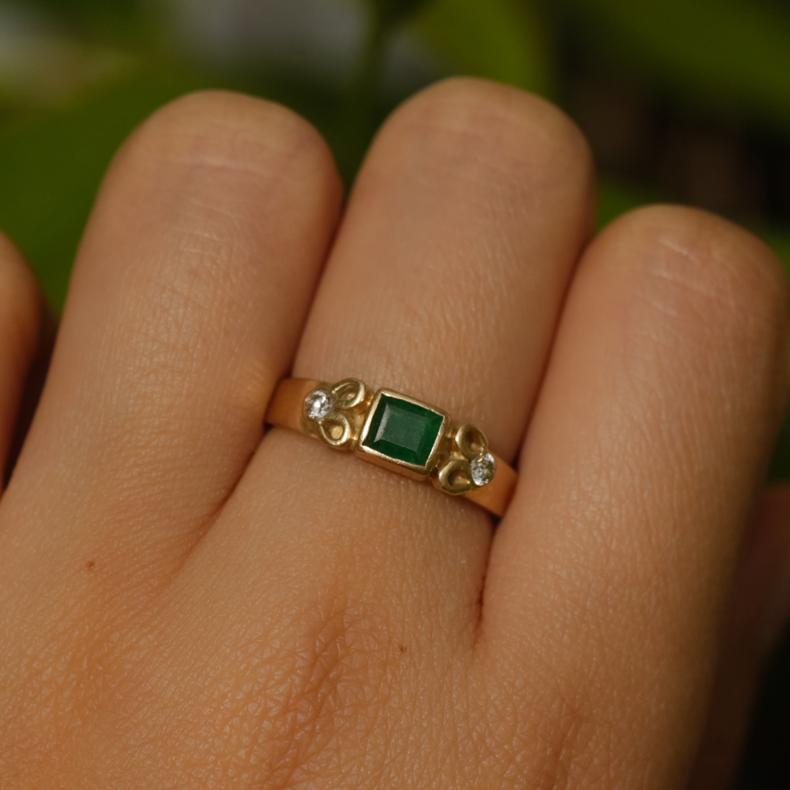 Vintage Diamond and Emerald Ring Sz 6 1/2 14k